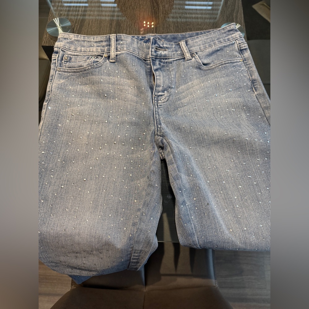 Cache Ankle Cropped Jeans with Casual Distressed Style